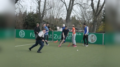 Zu den Sportarten gehörte Floorball, der dem Eishockey sehr nahe kommt. (Foto: privat)